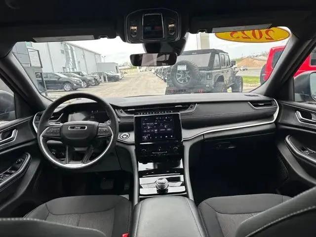 2025 Jeep Grand Cherokee L Laredo 4x4