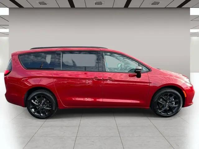 2026 Chrysler Pacifica Select AWD