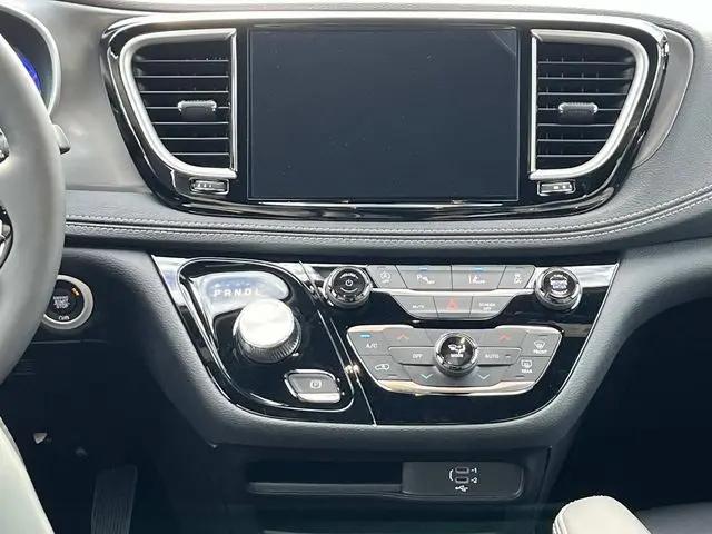 2026 Chrysler Pacifica Select AWD