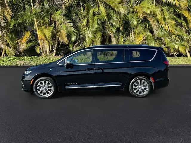 2025 Chrysler Pacifica Hybrid Pinnacle