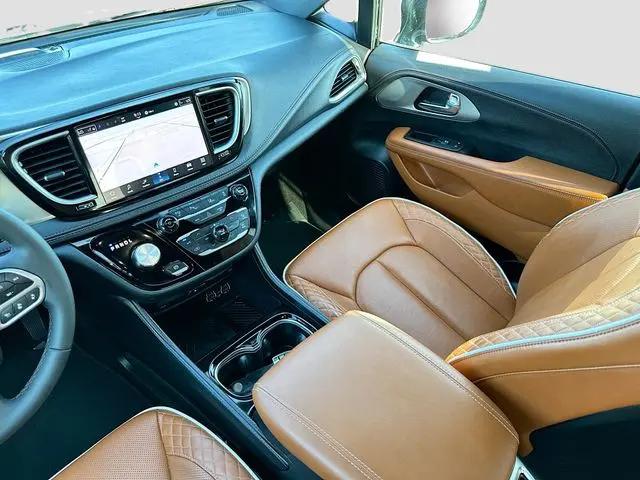 2025 Chrysler Pacifica Hybrid Pinnacle