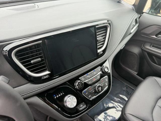 2026 Chrysler Pacifica Select AWD