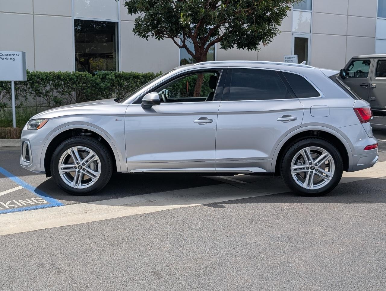 View vehicle photo 4