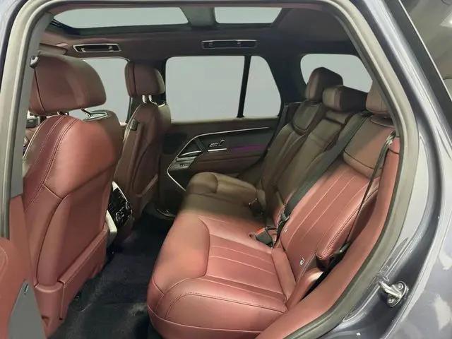 2026 Land Rover Range Rover P550e SE