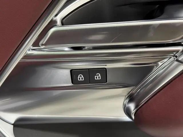 2026 Land Rover Range Rover P550e SE