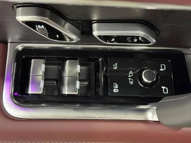 2026 Land Rover Range Rover P550e SE