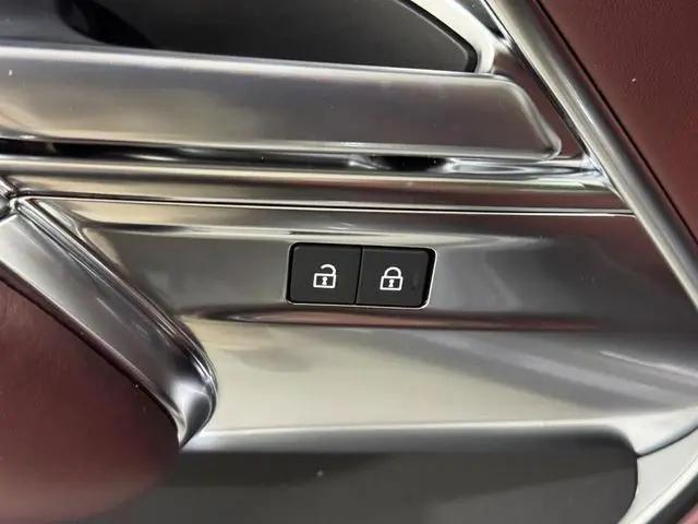 2026 Land Rover Range Rover P550e SE