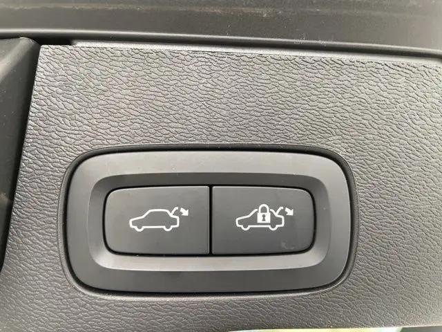 2023 Volvo XC60 Recharge T8 Plus Bright Theme