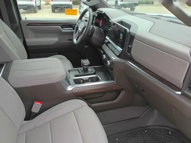 2023 GMC Sierra 1500 4WD Crew Cab Standard Box SLT