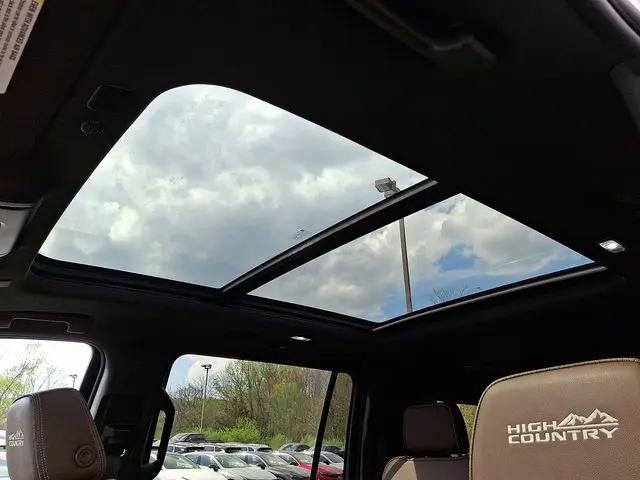 2022 Chevrolet Suburban 4WD High Country