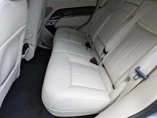 2026 Land Rover Range Rover P550e SE