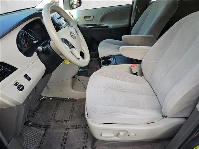 2013 Toyota Sienna LE V6 8 Passenger