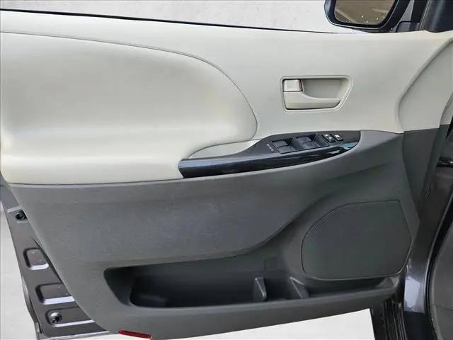 2013 Toyota Sienna LE V6 8 Passenger