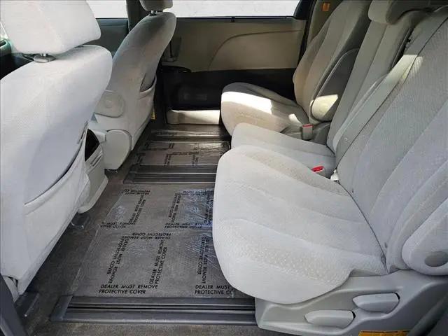 2013 Toyota Sienna LE V6 8 Passenger