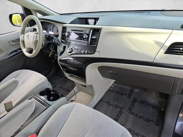 2013 Toyota Sienna LE V6 8 Passenger