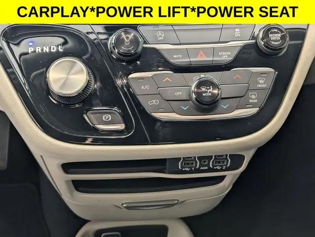 2022 Chrysler Voyager LX