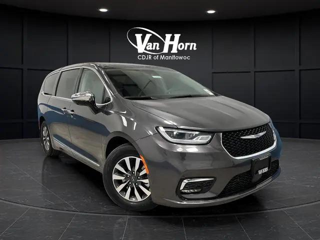 2023 Chrysler Pacifica Hybrid Limited for sale in Manitowoc, WI