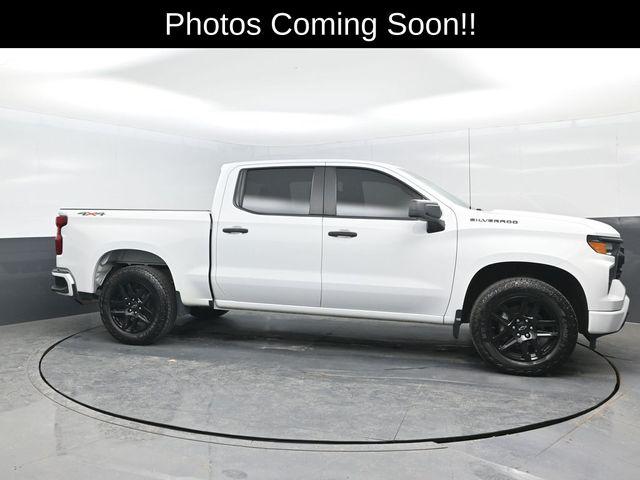 2022 Chevrolet Silverado 1500 4WD Crew Cab Short Bed Custom
