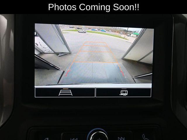2022 Chevrolet Silverado 1500 4WD Crew Cab Short Bed Custom