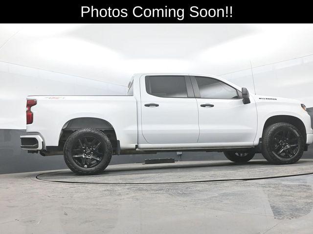2022 Chevrolet Silverado 1500 4WD Crew Cab Short Bed Custom