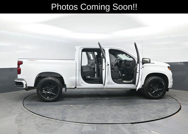 2022 Chevrolet Silverado 1500 4WD Crew Cab Short Bed Custom