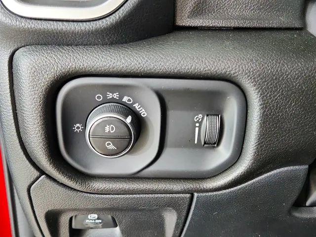 2026 Ram 1500 Express Crew Cab 4x4 5'7" Box