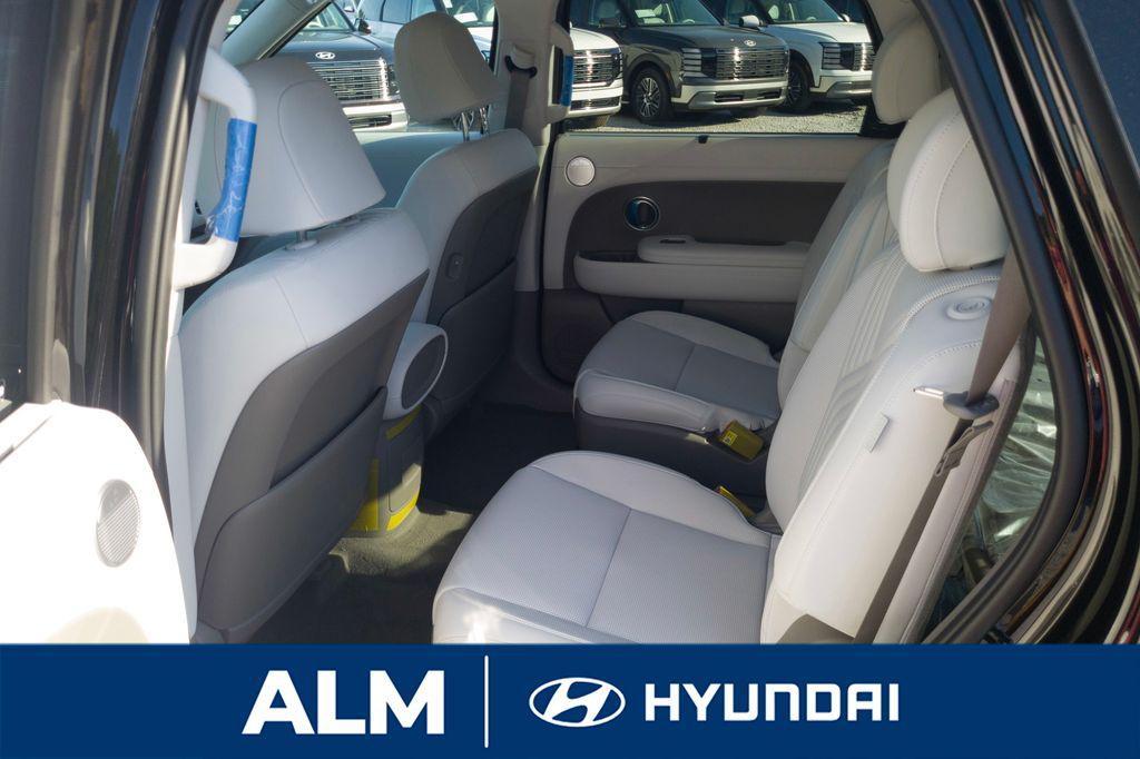 New 2026 Abyss Black Pearl HYUNDAI SEL Premium FWD image 18