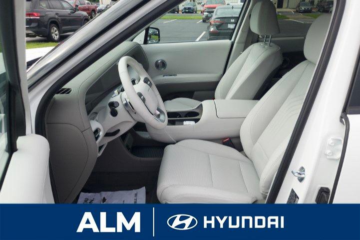 New 2026 Creamy White Pearl HYUNDAI SEL FWD image 15