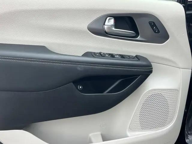 2022 Chrysler Pacifica Hybrid Touring L