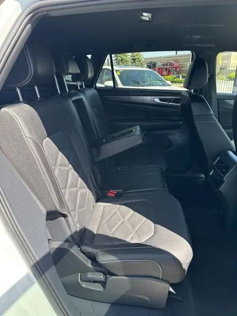 2025 Volkswagen Atlas Cross Sport 2.0T SE w/Technology