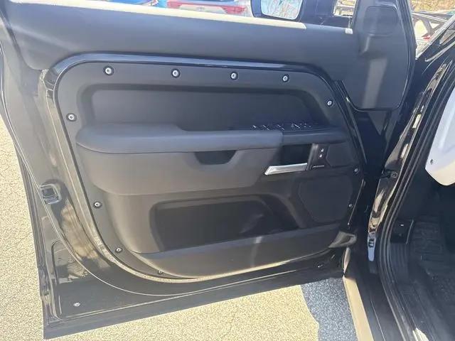 2025 Land Rover Defender 110 P300