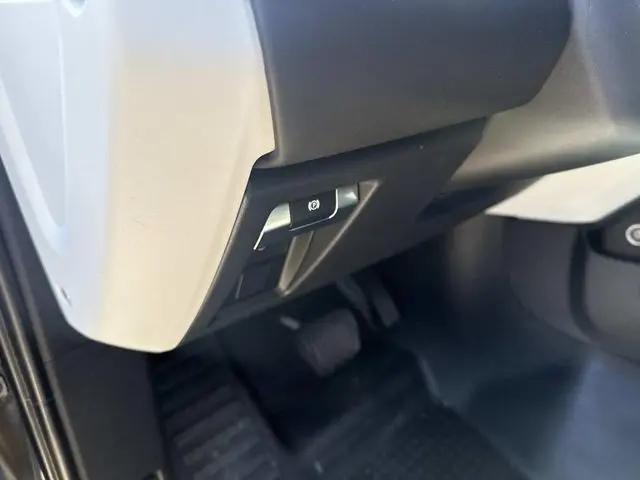 2025 Land Rover Defender 110 P300