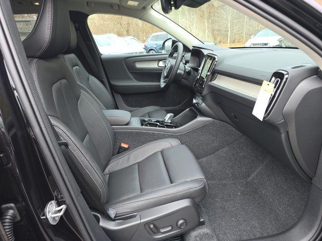 2026 Volvo XC40 Plus, B5 AWD Gas (mild hybrid), Dark