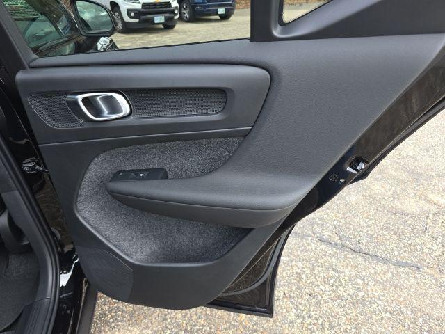 2026 Volvo XC40 Plus, B5 AWD Gas (mild hybrid), Dark