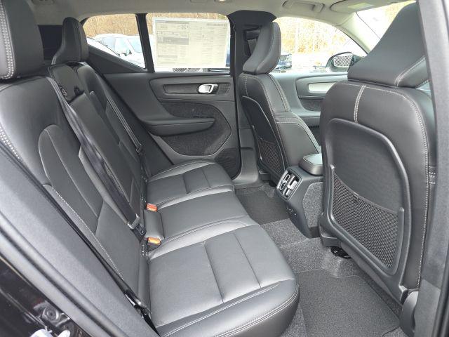 2026 Volvo XC40 Plus, B5 AWD Gas (mild hybrid), Dark