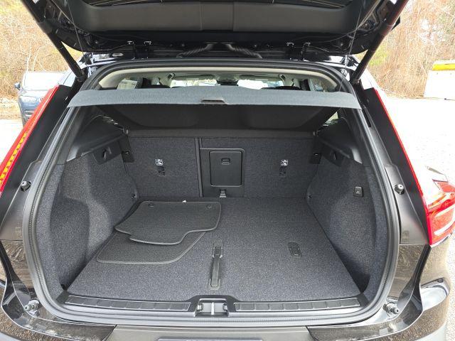 2026 Volvo XC40 Plus, B5 AWD Gas (mild hybrid), Dark