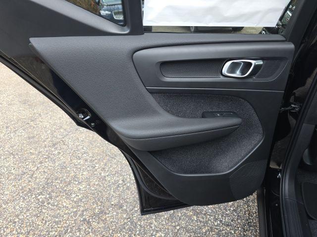 2026 Volvo XC40 Plus, B5 AWD Gas (mild hybrid), Dark