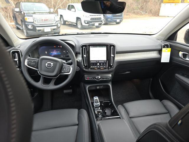 2026 Volvo XC40 Plus, B5 AWD Gas (mild hybrid), Dark
