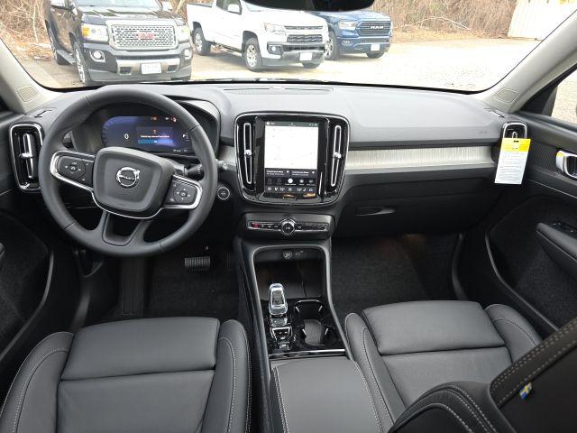 2026 Volvo XC40 Plus, B5 AWD Gas (mild hybrid), Dark