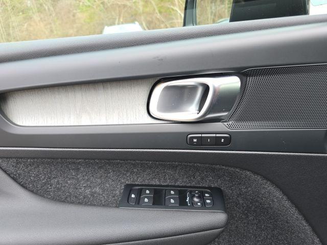 2026 Volvo XC40 Plus, B5 AWD Gas (mild hybrid), Dark