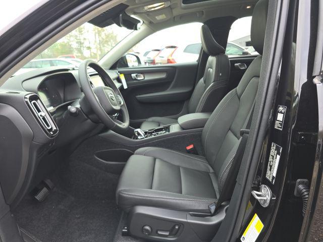 2026 Volvo XC40 Plus, B5 AWD Gas (mild hybrid), Dark