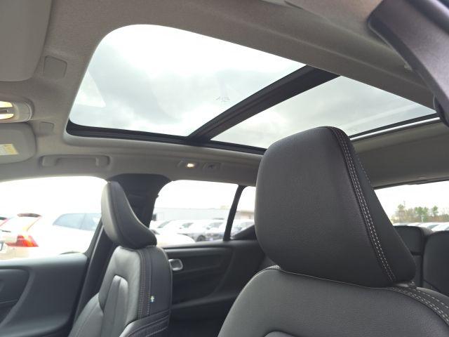 2026 Volvo XC40 Plus, B5 AWD Gas (mild hybrid), Dark