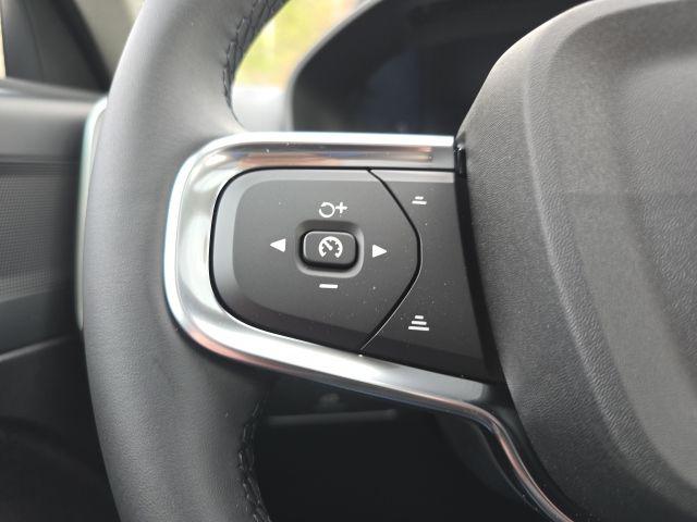 2026 Volvo XC40 Plus, B5 AWD Gas (mild hybrid), Dark