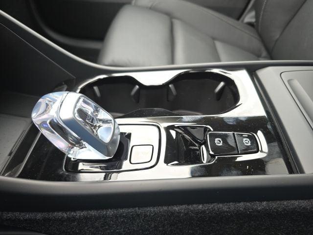 2026 Volvo XC40 Plus, B5 AWD Gas (mild hybrid), Dark