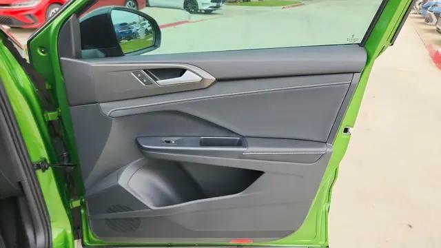2026 Volkswagen Taos SE Black