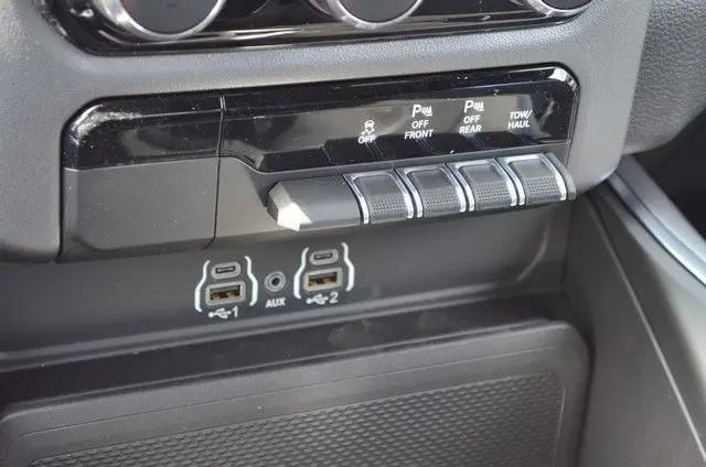2026 Ram 1500 Express Crew Cab 4x4 5'7" Box