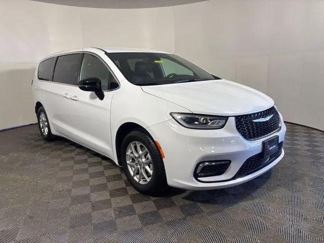 2025 Chrysler Pacifica Select for sale in Shakopee, MN
