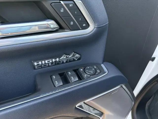 2022 Chevrolet Silverado 1500 4WD Crew Cab Standard Bed High Country