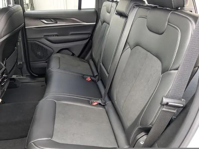 2026 Jeep Grand Cherokee Altitude 4x2