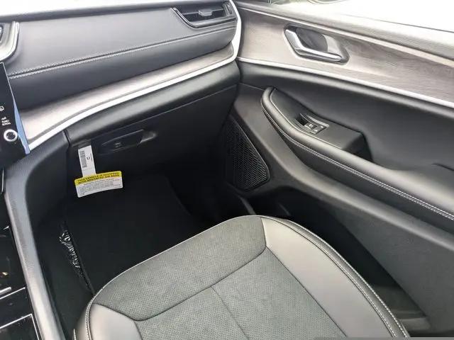 2026 Jeep Grand Cherokee Altitude 4x2
